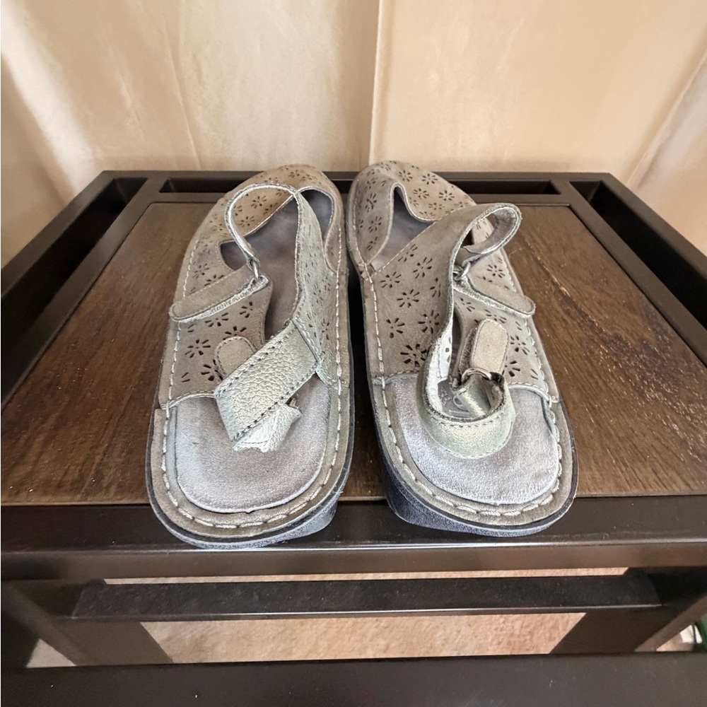 Alegria Silver Women’s Sandals with Floral Design EU size 39 = US size 8.5 - Picture 2 of 13